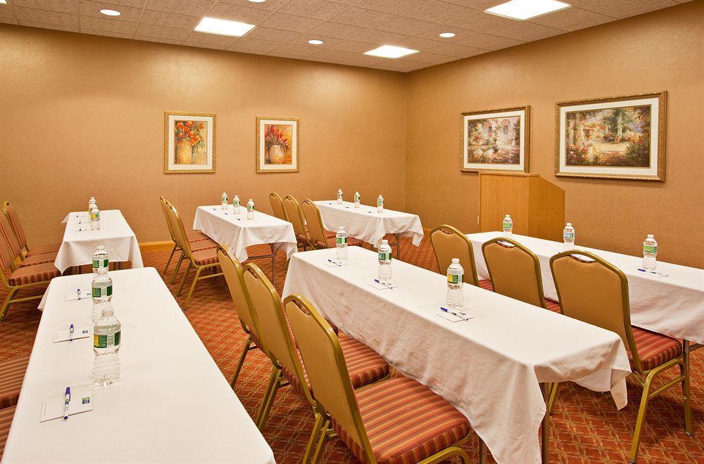 Holiday Inn Express & Suites Johnstown By Ihg Exterior foto