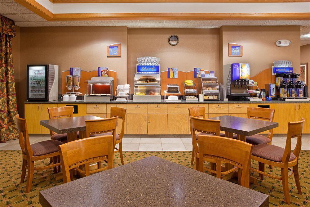 Holiday Inn Express & Suites Johnstown By Ihg Exterior foto