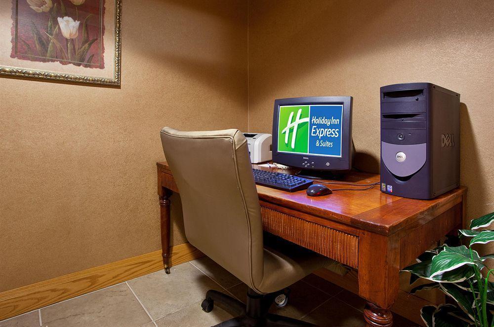 Holiday Inn Express & Suites Johnstown By Ihg Exterior foto