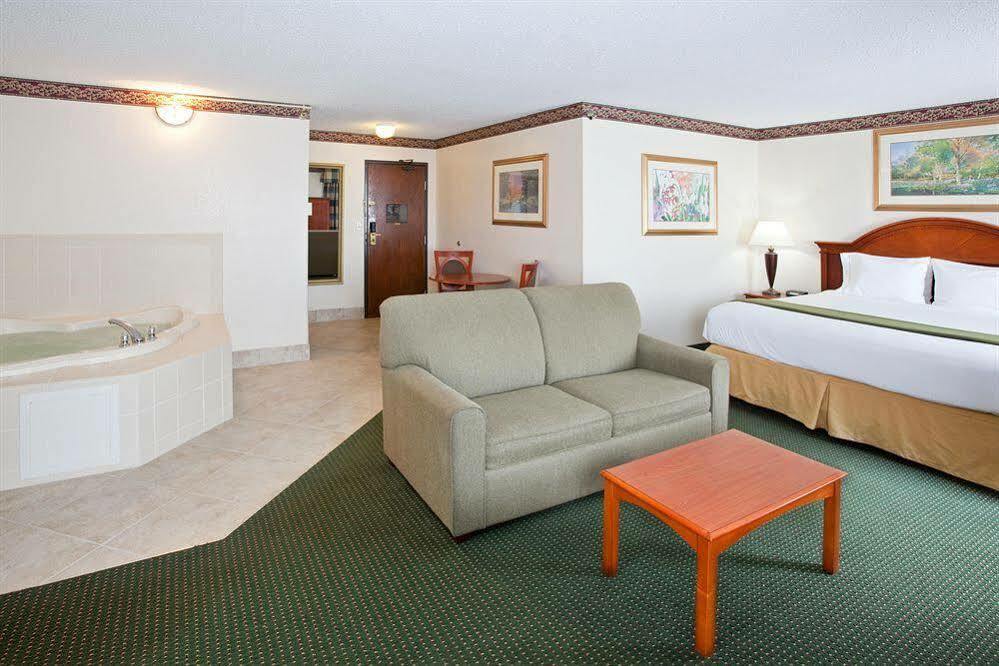 Holiday Inn Express & Suites Johnstown By Ihg Exterior foto