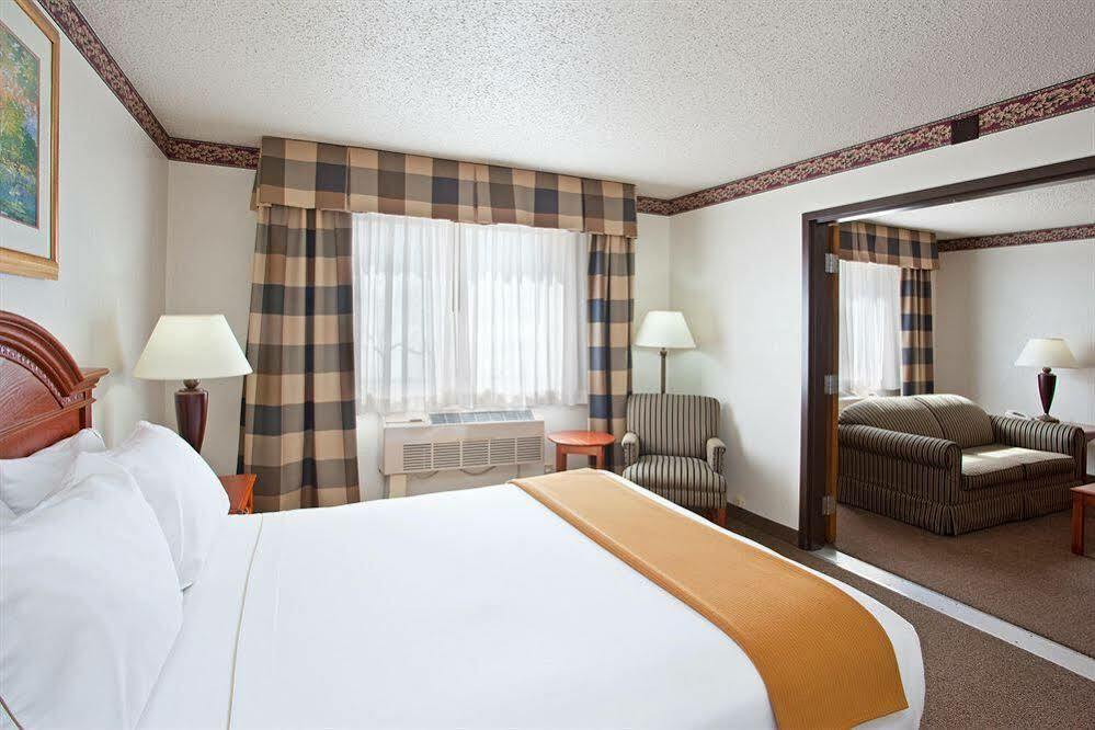 Holiday Inn Express & Suites Johnstown By Ihg Exterior foto