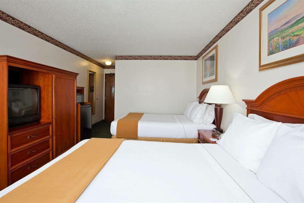 Holiday Inn Express & Suites Johnstown By Ihg Exterior foto